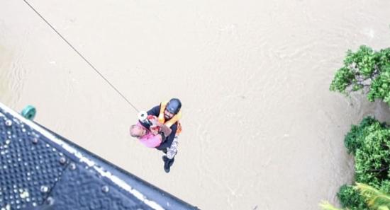 SLAF Airlifts Man from Coconut Tree in Aukana